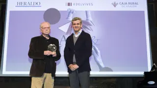 Francisco Ferrer Lerín recibió el premio que le entregó Mikel Iturbe, director de HERALDO DE ARAGÓN.