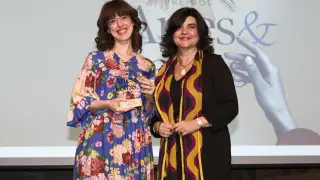 Irene Vallejo recogió el Premio de Literatura de las manos de Paloma de Yarza en la novena edición de Artes & Letras.