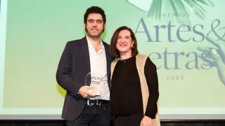 Javier Macipe recibió su premio de Sara Fernández, consejera de Cultura, Educación y Turismo del Ayuntamiento de Zaragoza.