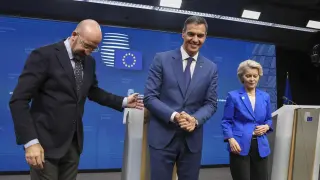 Pedro Sánchez, junto a Charles Michel y Ursula von del Leyen, durante el balance de la presidencia española de la UE.