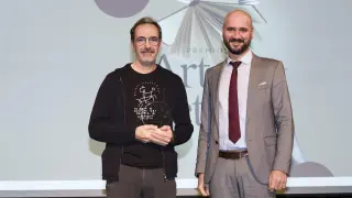 El premio de Artes Plásticas fue entregado a Luis Grañena por Íñigo Martínez, director de Comunicación de Caja Rural de Aragón.
