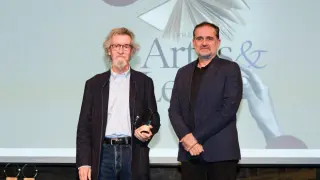 Rafael Navarro, junto a José Miguel Marco, director de Fotografía de HERALDO, que fue el encargado de darle el premio.