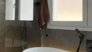 Una bañera grande y una ducha de obra, en el mismo baño.
