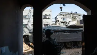 El Ejército israelí atacó durante la noche varias escuelas en el barrio de Rimal de ciudad de Gaza, en las que dice que se escondían milicianos del grupo islamista Hamás.