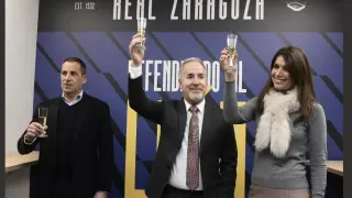 Jorge Mas, presidente del Real Zaragoza, flanqueado por los consejeros de la SAD Mariano Aguilar y Cristina Llop, en el brindis de Navidad con los periodistas en la tarde de este martes.