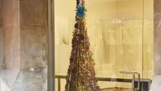 Árbol de Navidad de la Comarca Hoya de Huesca elaborado por alumnas de los talleres de artes plásticas.
