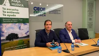 Ramón Solanilla y Fernando Luna en la sede de CEOE-Cepyme Huesca durante la presentación del balance de 2023.