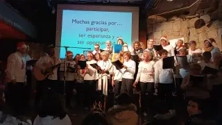 Una de las actuaciones de la fiesta solidaria de Navidad de Cáritas Huesca en Bendita Ruina.