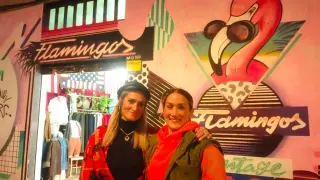 Cristina y Bea, en la fachada de Flamingos Vintage Kilo, en el barrio zaragozano de La Magdalena.