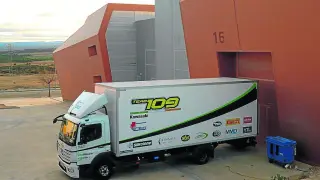 Un camión de Team 109 descargaba esta semana material en Technopark, su nueva sede logística.