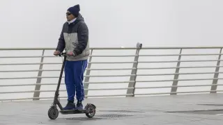 Un conductor, ayer, con su patinete eléctrico en el centro de Zaragoza