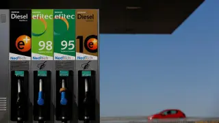 Surtidores de gasolina en una gasolinera Repsol en Bormujos, cerca de Sevilla