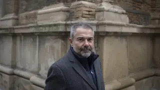 El escritor Antonio Cardiel, este miércoles 27 de diciembre, en la plaza de Santa Engracia de Zaragoza.