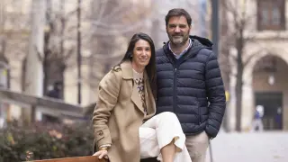 Lidia Ruba y Juan Morera posaban este miércoles en la plaza de Santa Engracia de Zaragoza.