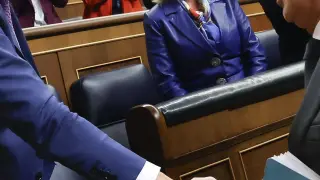 Pedro Sánchez recibe la felicitación de Alberto Núñez Feijóo tras ser investido presidente del Gobierno