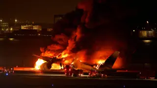 El avión en llamas, este martes en el aeropuerto de Haneda.