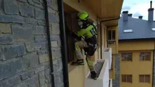 Un bombero accede a la vivienda donde falleció el anciano.