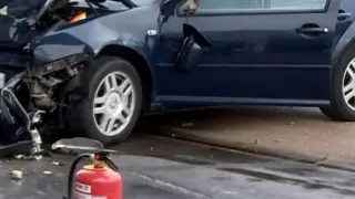 Un coche pierde el control y acaba chocando con un surtidor de gasolina en Huesca