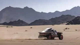 Carlos Sainz, poniendo a prueba su coche antes del inicio del Dakar.