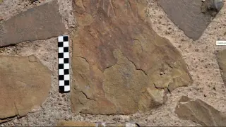 El fragmento de la inscripción, tal cual estaba en la avenida de Madrid darocense. Los caracteres celtibéricos pueden verse en la parte superior de la piedra central.