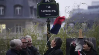 Autoridades destapan la placa que da nombre a una calle de París en honor a David Bowie.