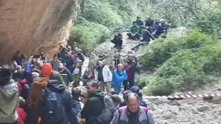 Imagen de la visita de Peña Guara al belén de las Gorgas de San Julián el pasado 25 de diciembre, donde se aprecia una zona acotada por el riesgo de caída de piedras.