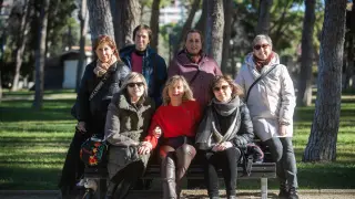 Amparo Magallón (a la derecha), junto a un grupo de compañeras de la Asociación Española Cáncer de Mama Metastásico, en una soleada mañana de invierno en el parque.