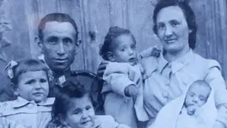 El guardia civil Ramón Sarasa con su mujer, Gregoria Ortiz, y sus hijos Eugenia María del Carmen, los mellizos Ángeles y Ángel, y el más pequeño Ramón, en Canfranc durante 1945.