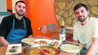 Carlos Mariner y Marc Machado, junto a algunos platos, entre los que destaca el arroz del señoret