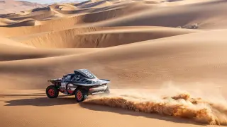 Carlos Sainz, en acción con el Audi en la etapa reina, 48 Horas, del rally Dakar 2024