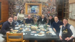 Diversas personas disfrutando de la comida solidaria destinada a Atades.