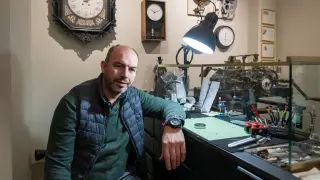 Fermín Pérez de Mezquía, en su relojería de la calle Amar y Borbón de Zaragoza.