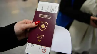Una mujer muestra su pasaporte en el aeropuerto de Pristina, capital de Kosovo