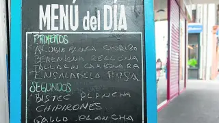 Una pizarra que oferta el menú del día en el Casco Histórico de la capital aragonesa