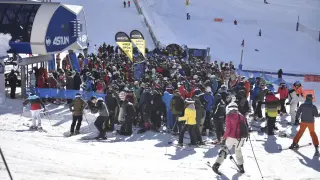 Los esquiadores han disfrutado por fin de un día espléndido en el dominio Astún-Candanchú.