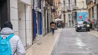 Imagen de la calle San Orencio de Huesca, donde los locales comerciales cerrados 'ganan' a los abiertos.