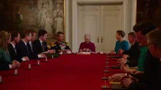 La reina Margarita II firma su declaración de abdicación en el castillo de Christiansborg en Copenhague