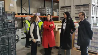 Un momento de la visita de la consejera Carmen Susín al Banco de Alimentos de Huesca