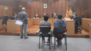 Los investigados, Óscar G. G. y Amado S. G., este jueves en la Audiencia Provincial de Zaragoza.