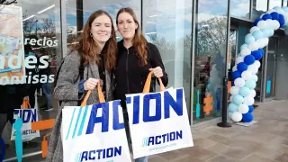Emma Wermink e Yrsa Steunenberg, dos estudiantes holandesas en la inauguración de Action en Zaragoza.