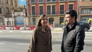 La portavoz del PSOE, Lola Ranera, y el concejal Horacio Royo, frente a la antigua factoría de Averly.