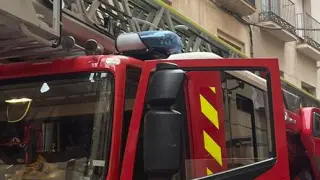 Una dotación de bomberos actuando en una apertura de puerta