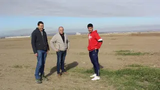 De izquierda a derecha, Alberto Villagrasa, Carmelo Lorente y Abel Samper, en unas tierras pendientes de transformar de Monegros II, dentro del término municipal de Bujaraloz.