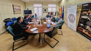 El consejero de Agricultura, Ganadería y Alimentación del Gobierno de Aragón, Ángel Samper, se ha reunido este martes con una delegación de la Federación Aragonesa de Caza (FARCAZA) encabezada por su presidente, Miguel Ángel Girón.