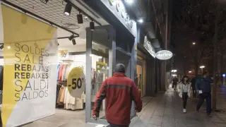Comercios en la calle Fatás de Huesca.