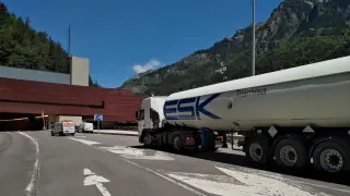 Un camión, accediendo este miércoles al túnel de Somport en dirección a Francia.