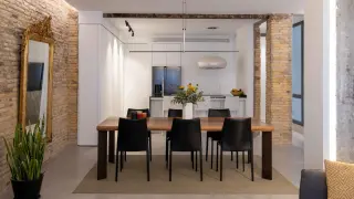 Una mesa de comedor en una cocina abierta en una vivienda de Zaragoza.