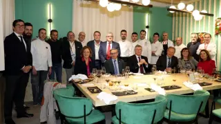 Asistentes y cocineros de la comida aragonesa en Fitur 2024.