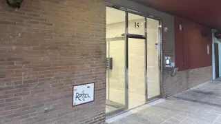 Un portal de Zaragoza, con una puerta automática que puede abrirse con una chapita.