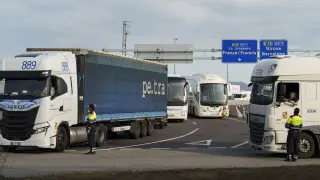 GRAFCAT8873. BARCELONA (ESPAÑA), 26/01/2024.-Las protestas de los agricultores franceses se han endurecido y han acabado cortando este viernes la autopista AP-7 en la Jonquera (Girona) en ambos sentidos de circulación y para todo tipo de vehículos. En la imagen agentes de los Mossos d'Esquadra informan a los camioneros que .circulan por esta vía.EFE/ David Borrat